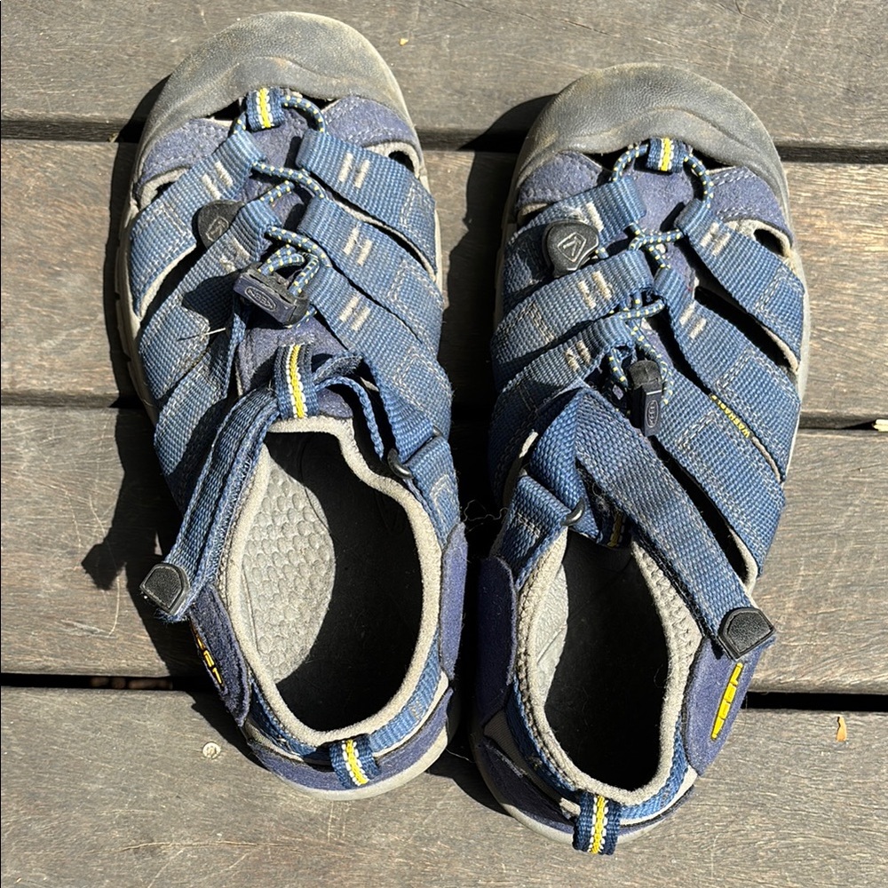 Keen kids blue sandals size 4